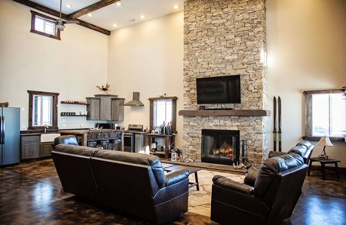 Kasbeer House | Beautiful Custom Built Lodge (4,600 SQ FT)