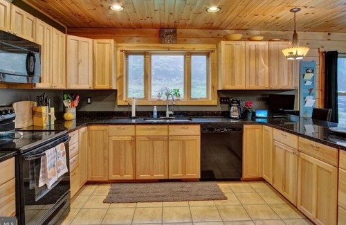 Orrtanna Cabin | Beautiful Custom Built Log Home with Jacuzzi