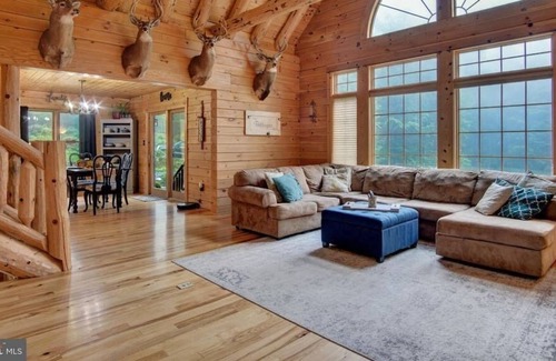 Orrtanna Cabin | Beautiful Custom Built Log Home with Jacuzzi