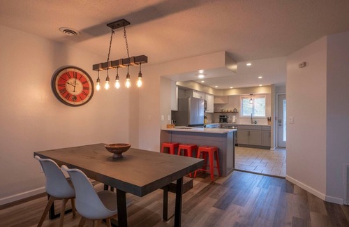 Lake Delton Condo | Beautiful Dells Condo with Beach, Indoor/Outdoor Pools & Hot Tubs, Lake Access