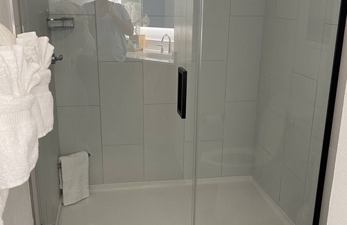 Downtown Myrtle Beach Resort | BEAUTIFUL DELUXE ROOM at Seaglass Tower On the Strip!