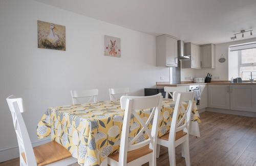 Montrose House | Beautiful Detached House, just meters from the sea