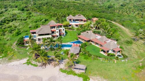 Petacalco House | Beautiful Family House Beachfront