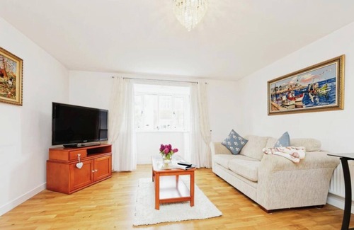 Canterbury House | Beautiful Family Town Home With Private Parking