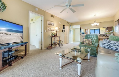 Mid Island Condo | Beautiful Fort Myers Beach Condo 2/2 Bay Village. Walk to the beach.