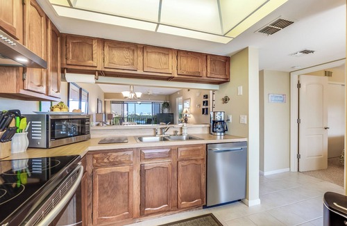 Mid Island Condo | Beautiful Fort Myers Beach Condo 2/2 Bay Village. Walk to the beach.