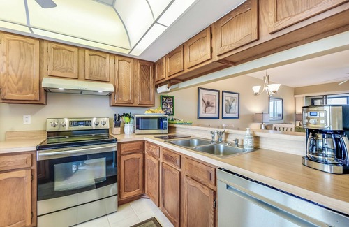 Mid Island Condo | Beautiful Fort Myers Beach Condo 2/2 Bay Village. Walk to the beach.