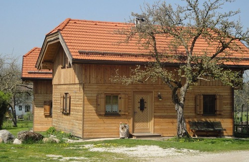 Hallwang Ski Chalet | Beautiful Holiday home on the outskirts, 10 Minutes to Salzburg