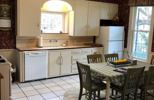 Farmington House | Beautiful Home Close to Lagoon King Bed Fast Wi-Fi