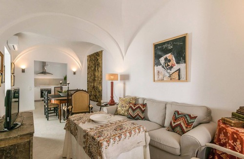 Carmona House | Beautiful home in Carmona with kitchen