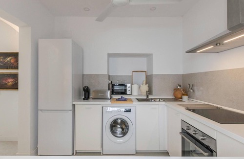 Carmona House | Beautiful home in Carmona with kitchen