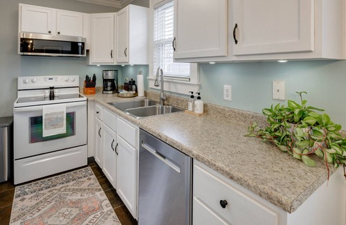 Owensboro Cottage | Beautiful Home in Owensboro. Self checkin-Great location-Screened porch