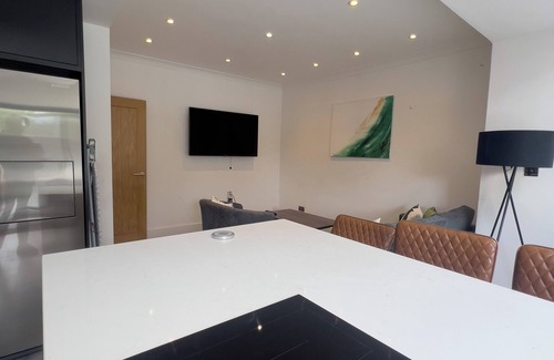 Pettits House | Beautiful Home in Romford East London - Sleeps 9 + Free Parking