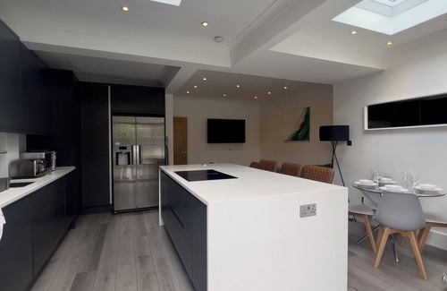 Pettits House | Beautiful Home in Romford East London - Sleeps 9 + Free Parking