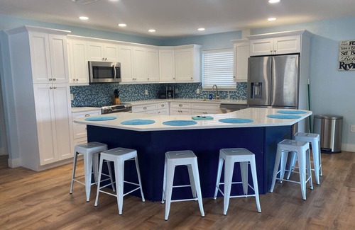 Weeki Wachee Gardens House | Beautiful Home Located DIRECTLY ON RIVER!