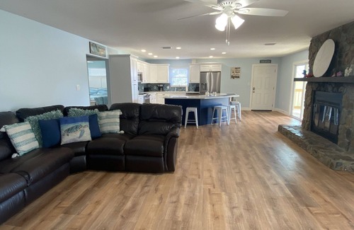 Weeki Wachee Gardens House | Beautiful Home Located DIRECTLY ON RIVER!