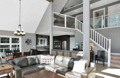 Division No. 8 House | Beautiful House at the Lake!