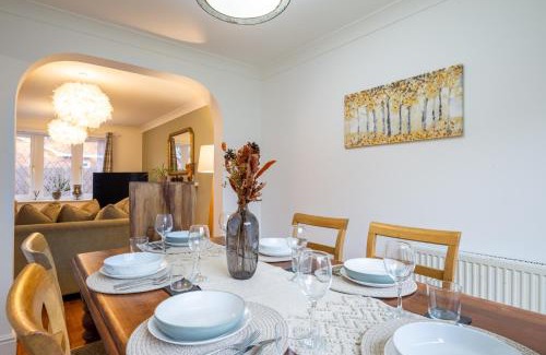 Cherry Hinton House | Beautiful House in South Cambridge, 14-Min Drive to the City Centre, Free Parking, No Sofabeds, Sleeps 6