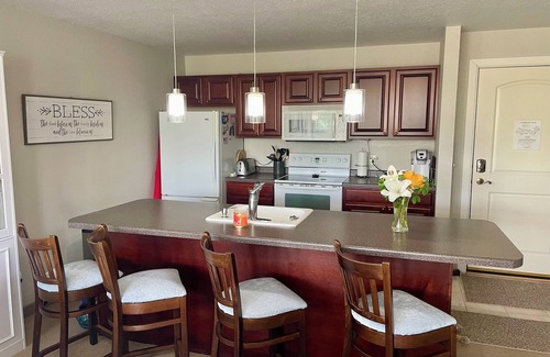 Birchwood House | Beautiful Lake Front 2 BR Condo on golf course with pool and hot tub in building