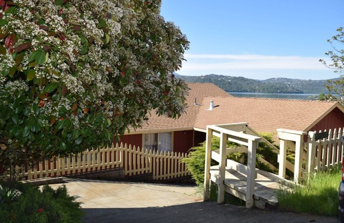 Clearlake House | Beautiful Lake Front house with Spectacular view, new deck/private dock sleep 6