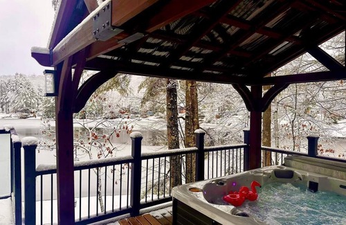 East Wakefield House | Beautiful Lake House on Belleau 100 ft of Waterfront! Kayaks, Jacuzzi 3100 sqft!