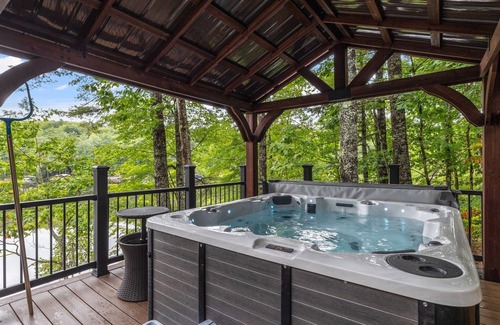 East Wakefield House | Beautiful Lake House on Belleau 100 ft of Waterfront! Kayaks, Jacuzzi 3100 sqft!