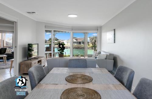 Encounter Bay House | Beautiful Lake Views with Pontoon