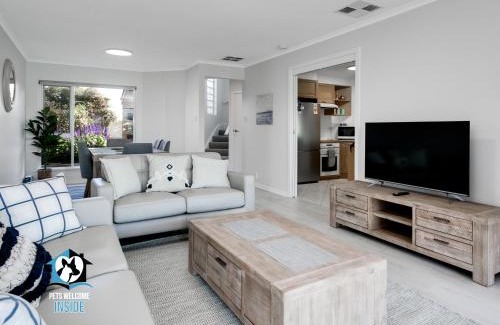 Encounter Bay House | Beautiful Lake Views with Pontoon