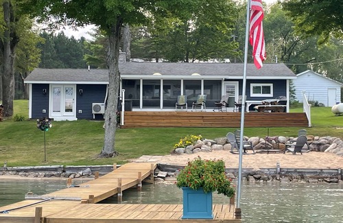 Irons Cottage | BEAUTIFUL Lakefront Cottage W/Pontoon on Harper Lake- Completely Updated!