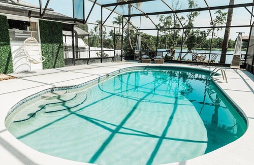 Casselberry House | * Beautiful Lakehouse with Pool and Movie Theater*