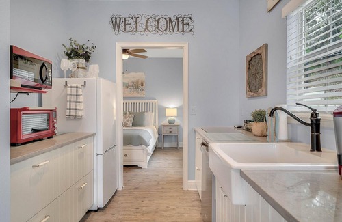 Clermont Cottage | Beautiful Lakeview 1 bedroom/1 bath unit