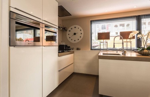 Jordaan Boat Rental | Beautiful large houseboat-apartment at the canal district in the hearth of Amsterdam.