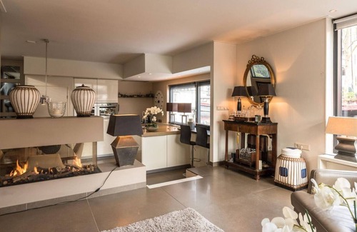 Jordaan Boat Rental | Beautiful large houseboat-apartment at the canal district in the hearth of Amsterdam.