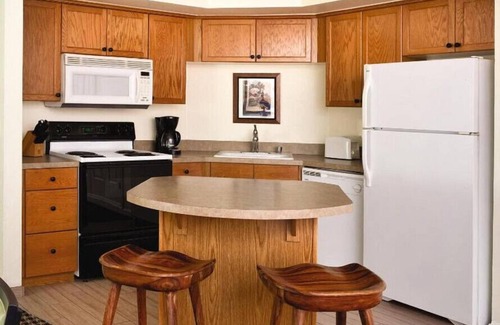 Altaville Condo | Beautiful Location and great resort amenities including outdoor pool in this 1BD condo