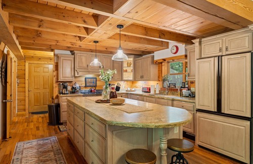 Lake Lure Cabin | Beautiful Log cabin nestled in the mountains of Lake Lure
