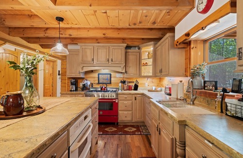 Lake Lure Cabin | Beautiful Log cabin nestled in the mountains of Lake Lure