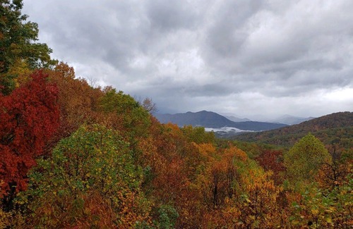 Bryson City Cabin | Beautiful Log Cabin on 20 private acres-Wifi -Hot Tub-Awesome Views