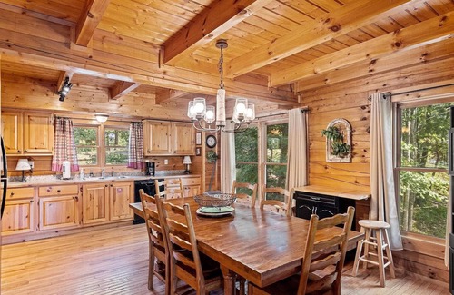 Gatlinburg - Pigeon Forge Cabin | Beautiful Log Cabin, Pool Table, Hot Tub - Mini Golf, Pool, Tennis & Pickleball