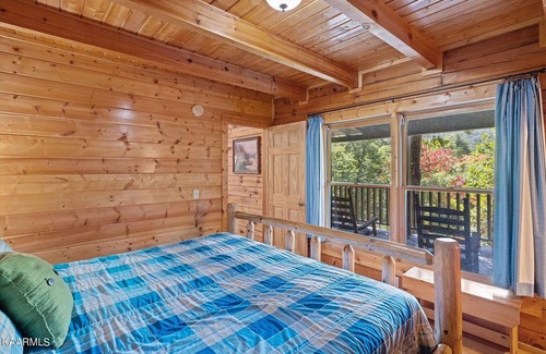 Gatlinburg - Pigeon Forge Cabin | Beautiful Log Cabin, Pool Table, Hot Tub - Mini Golf, Pool, Tennis & Pickleball