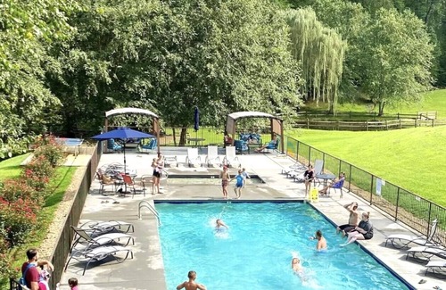 Gatlinburg - Pigeon Forge Cabin | Beautiful Log Cabin, Pool Table, Hot Tub - Mini Golf, Pool, Tennis & Pickleball