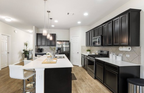 Manor House | Beautiful Modern and Spacious 4BR Home