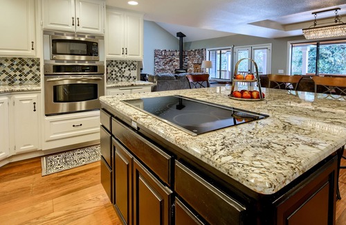 North Fork House | Beautiful Mountain Manor near Yosemite National Park! Spa, Tesla charger & more.