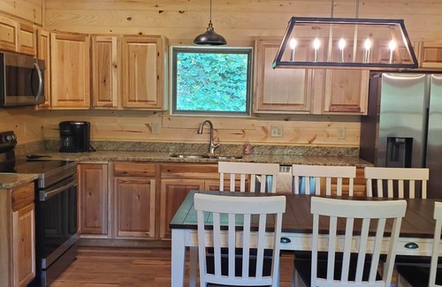 Bryson City Cabin | Beautiful Mtn Getaway. Quiet 2 bedroom, 2 bath, Hot tub & grill! 5 min to town!