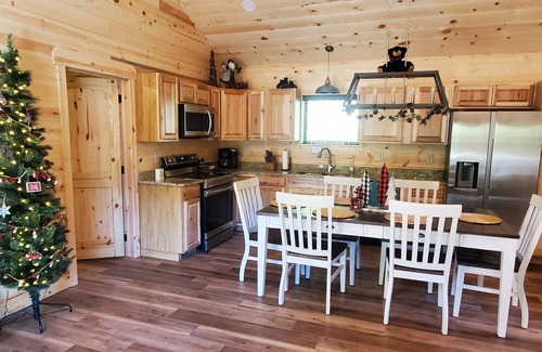 Bryson City Cabin | Beautiful Mtn Getaway. Quiet 2 bedroom, 2 bath, Hot tub & grill! 5 min to town!