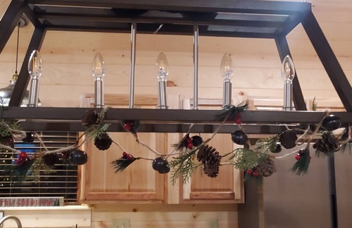 Bryson City Cabin | Beautiful Mtn Getaway. Quiet 2 bedroom, 2 bath, Hot tub & grill! 5 min to town!