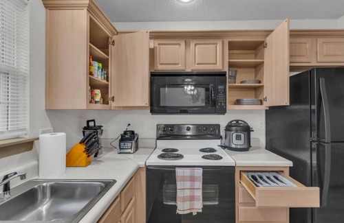 Blue Springs House | Beautiful newly renovated pet friendly townhome near Lake Tapawingo -Sleeps 4