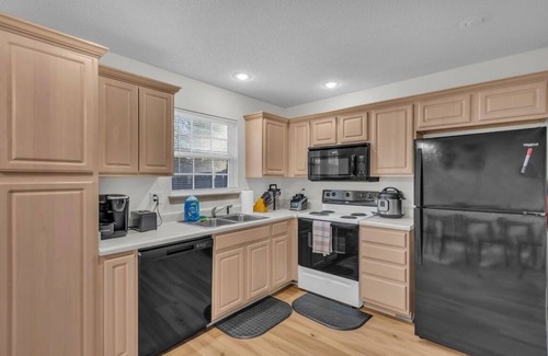 Blue Springs House | Beautiful newly renovated pet friendly townhome near Lake Tapawingo -Sleeps 4