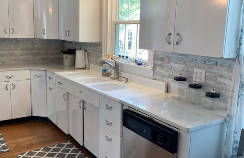 Elco House | Beautiful newly renovated farm house overlooking 5 acre lake. *New Rates *