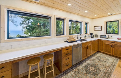 Trinidad House | Beautiful Ocean View Cabin and Hot Tub!