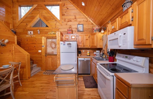 Gatlinburg - Pigeon Forge Cabin | Beautiful, Private, Mtn Views! Hot tub, Firepit, Pool Table, Fireplace, Jacuzzi